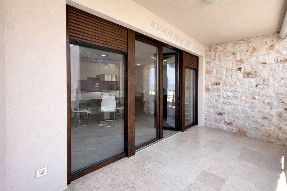 Njivice - Opremljen apartma s teraso in parkirnim mestom