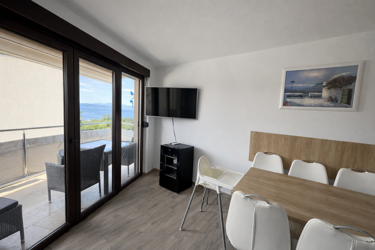 Njivice - Opremljen apartma s teraso in parkirnim mestom