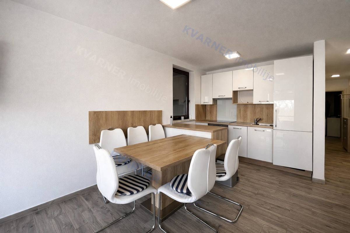 Njivice - Opremljen apartma s teraso in parkirnim mestom