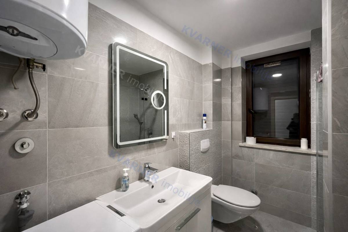 Njivice - Opremljen apartma s teraso in parkirnim mestom