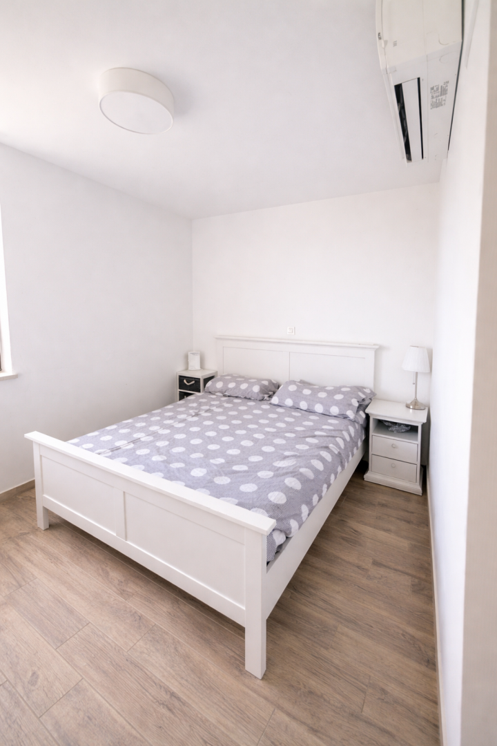 Njivice - Opremljen apartma s teraso in parkirnim mestom
