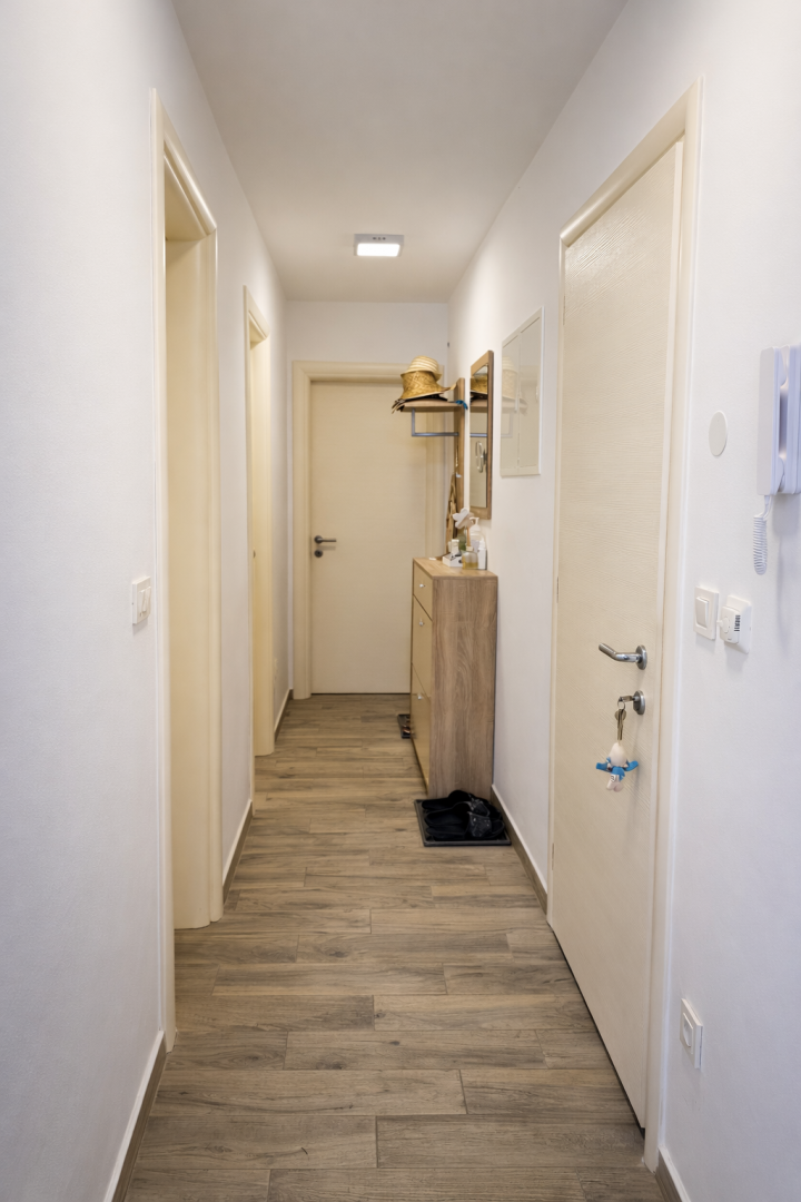 Njivice - Opremljen apartma s teraso in parkirnim mestom