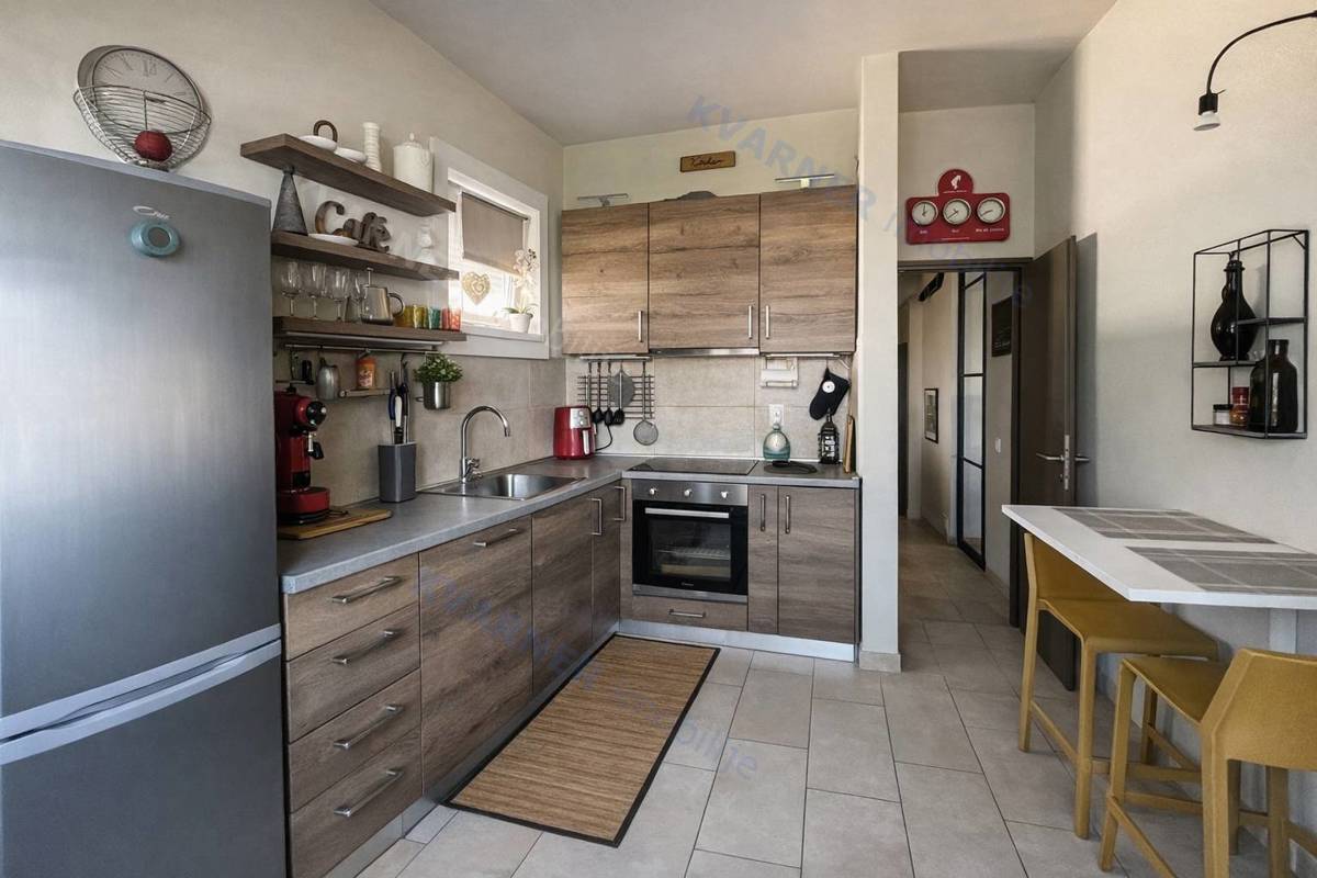 Njivice - pritlična hiša z velikim vrtom!