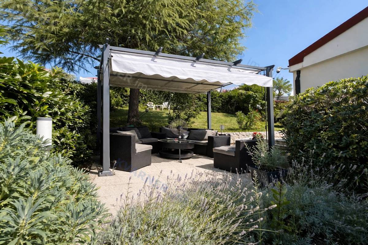 Njivice - pritlična hiša z velikim vrtom!