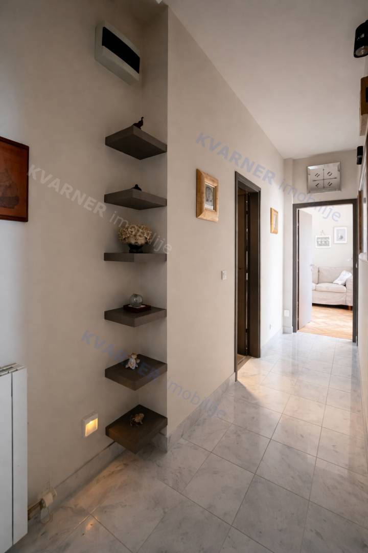 Njivice - pritlična hiša z velikim vrtom!