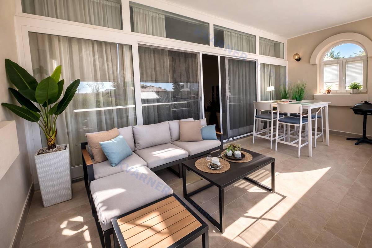 Njivice - pritlična hiša z velikim vrtom!