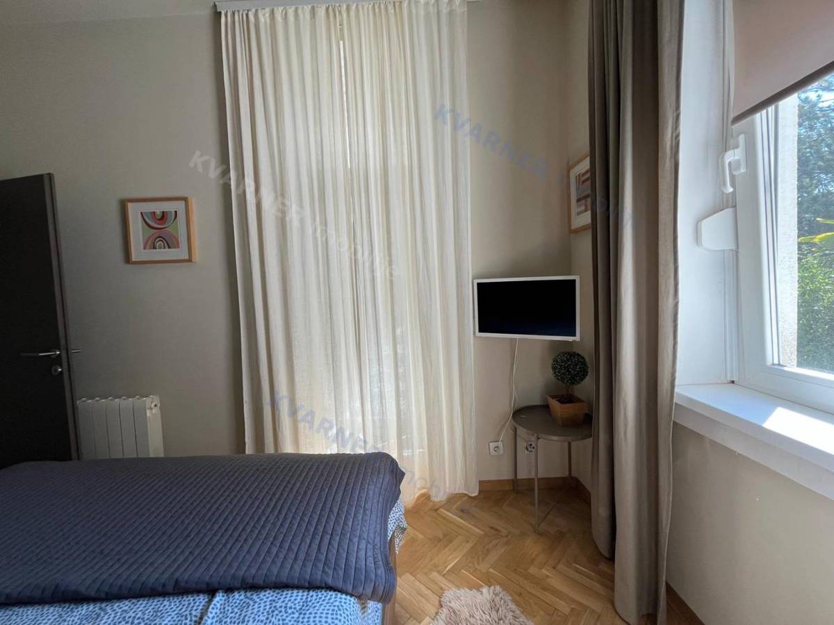 Njivice - pritlična hiša z velikim vrtom!