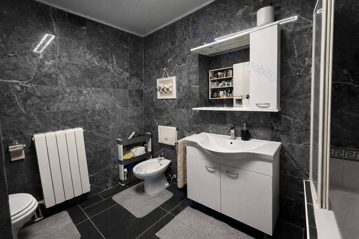 Njivice - pritlična hiša z velikim vrtom!