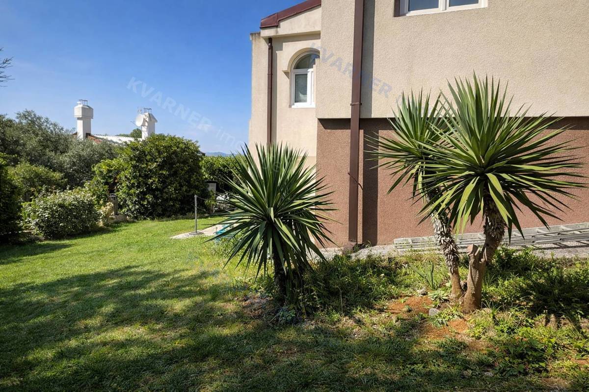 Njivice - pritlična hiša z velikim vrtom!