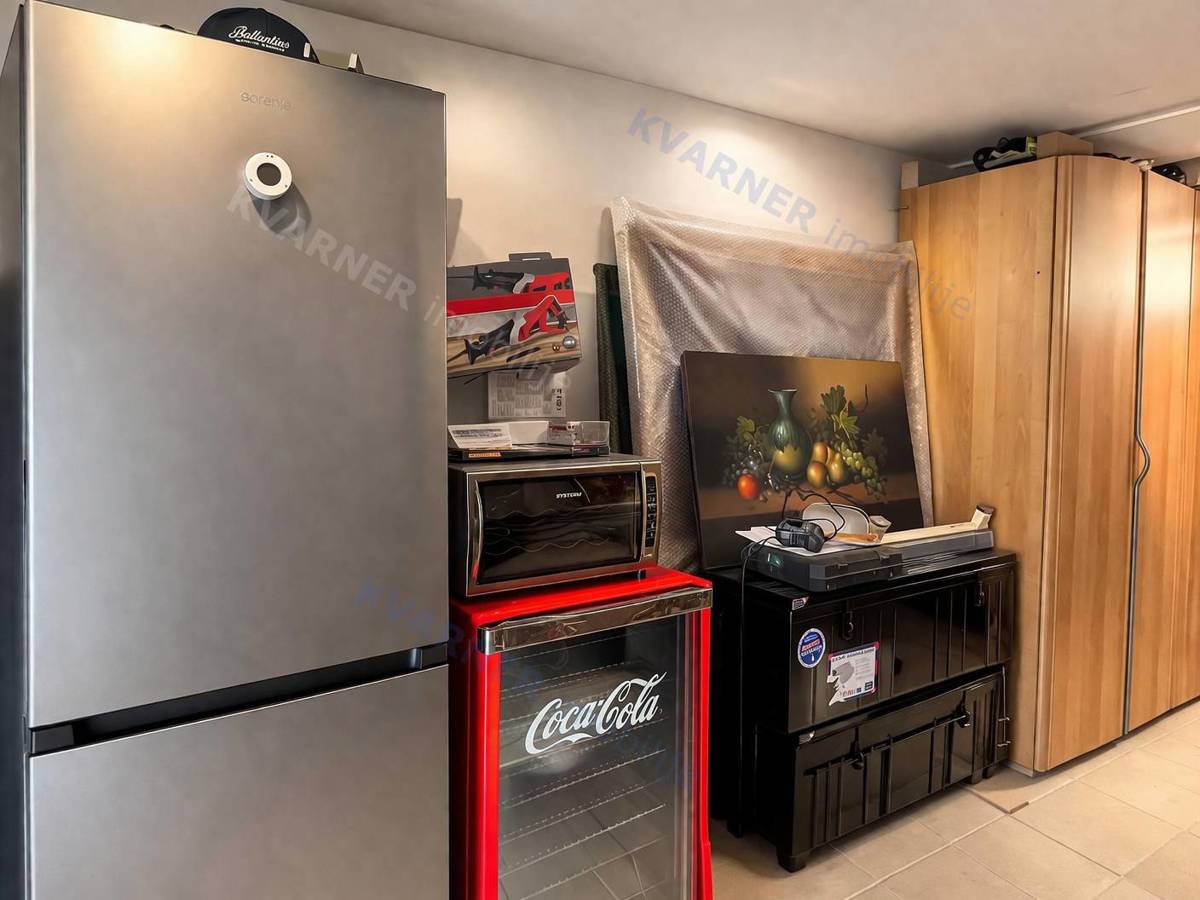 Njivice - pritlična hiša z velikim vrtom!