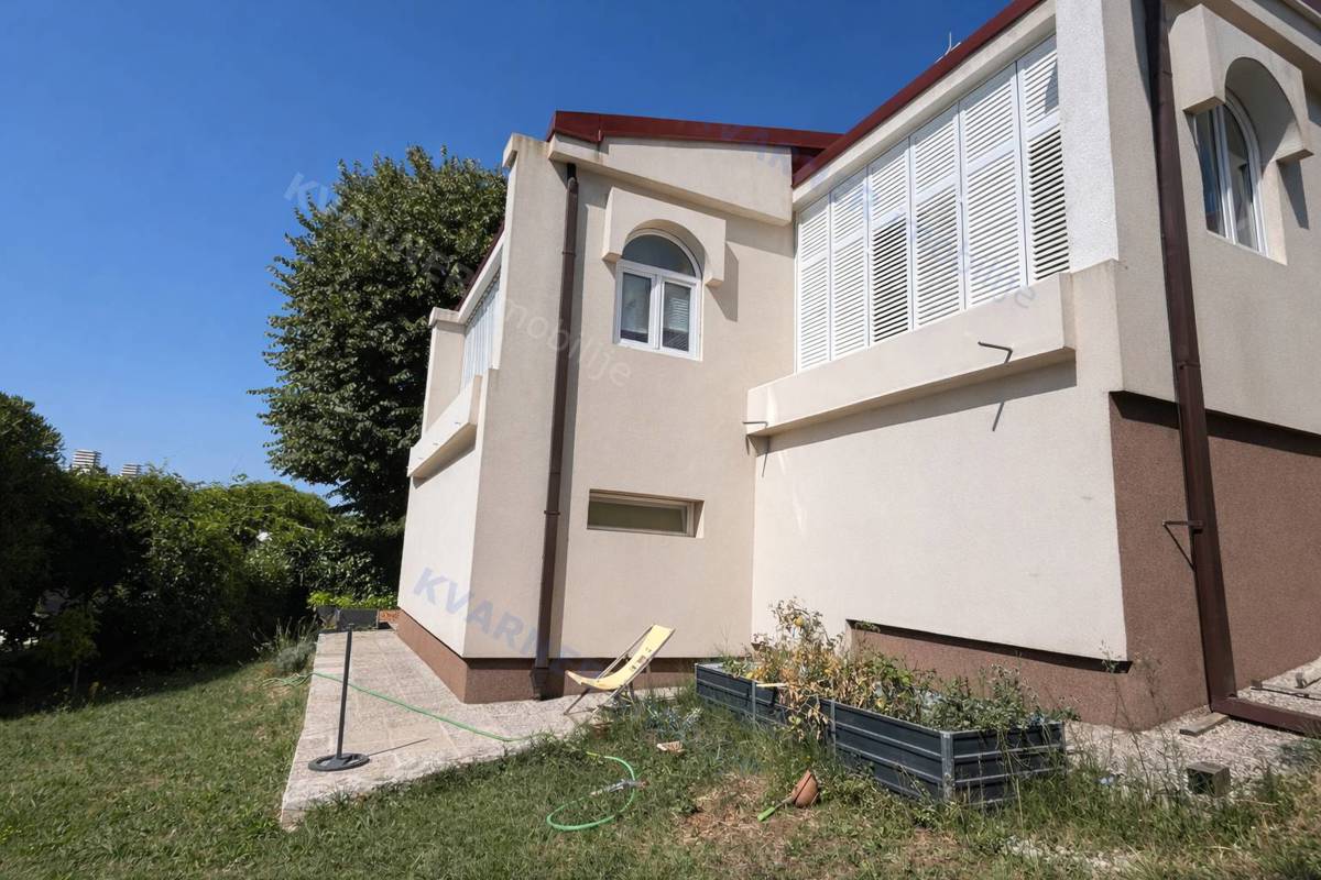 Njivice - pritlična hiša z velikim vrtom!