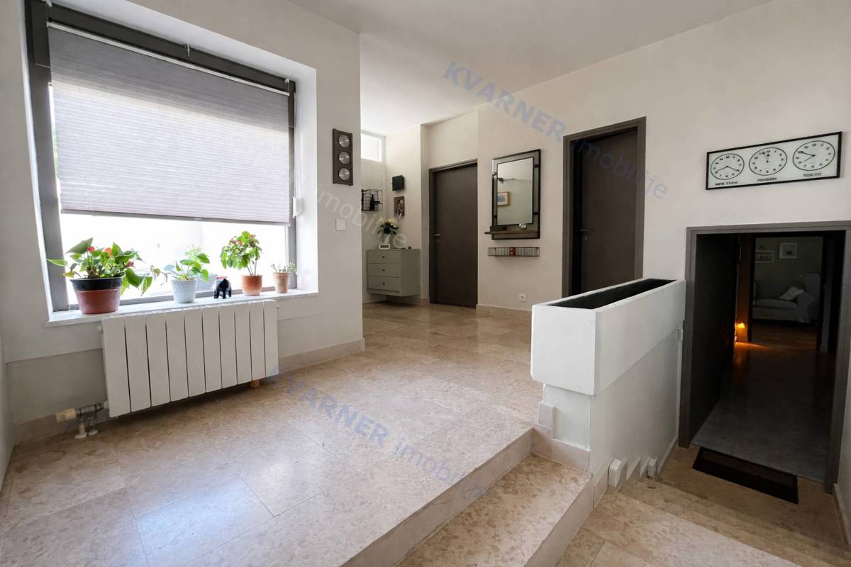 Njivice - pritlična hiša z velikim vrtom!