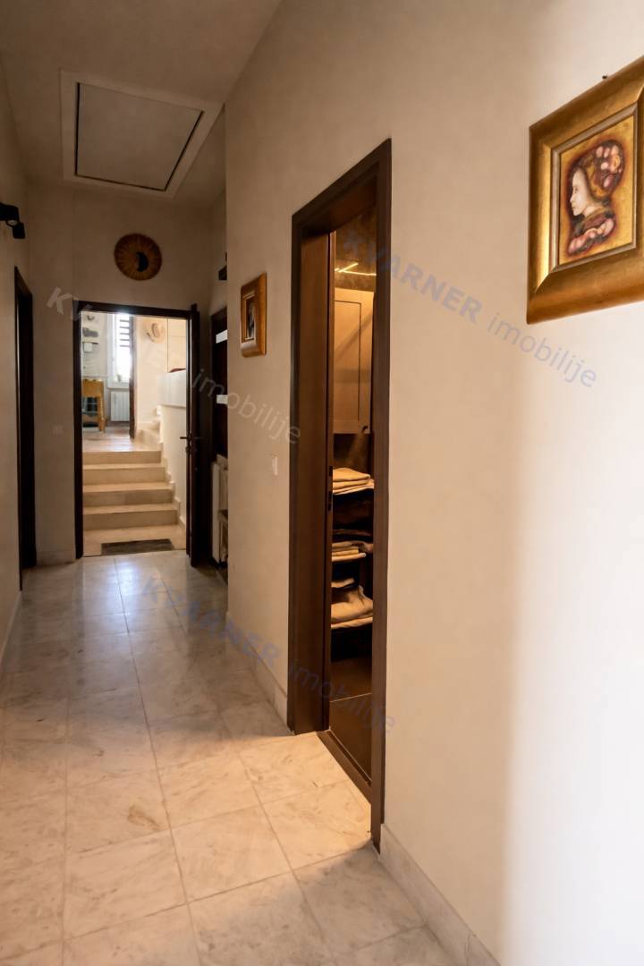 Njivice - pritlična hiša z velikim vrtom!