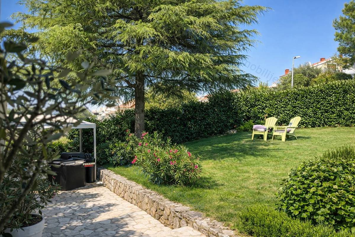 Njivice - pritlična hiša z velikim vrtom!