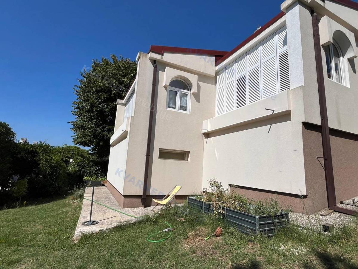 Njivice - pritlična hiša z velikim vrtom!