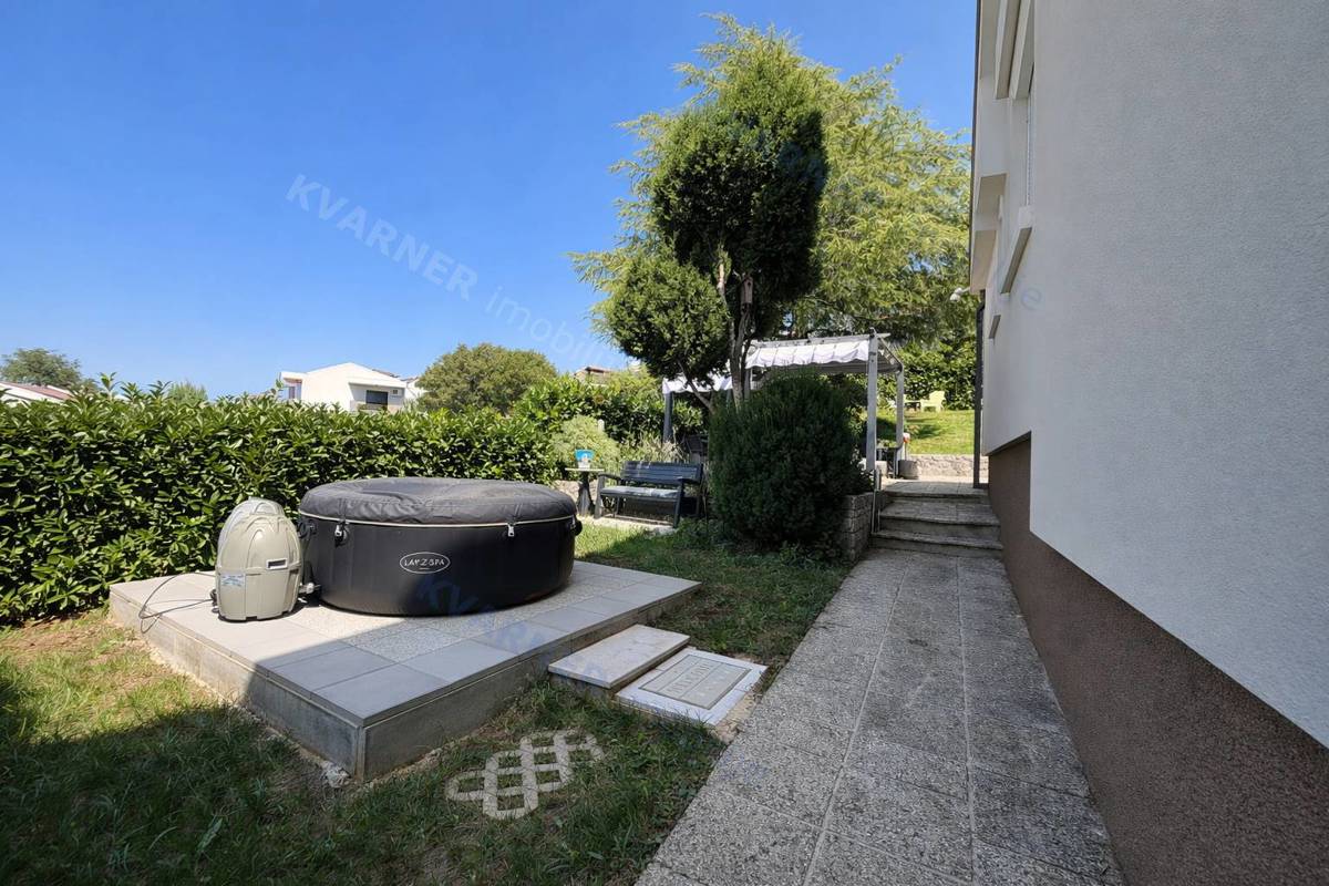 Njivice - pritlična hiša z velikim vrtom!