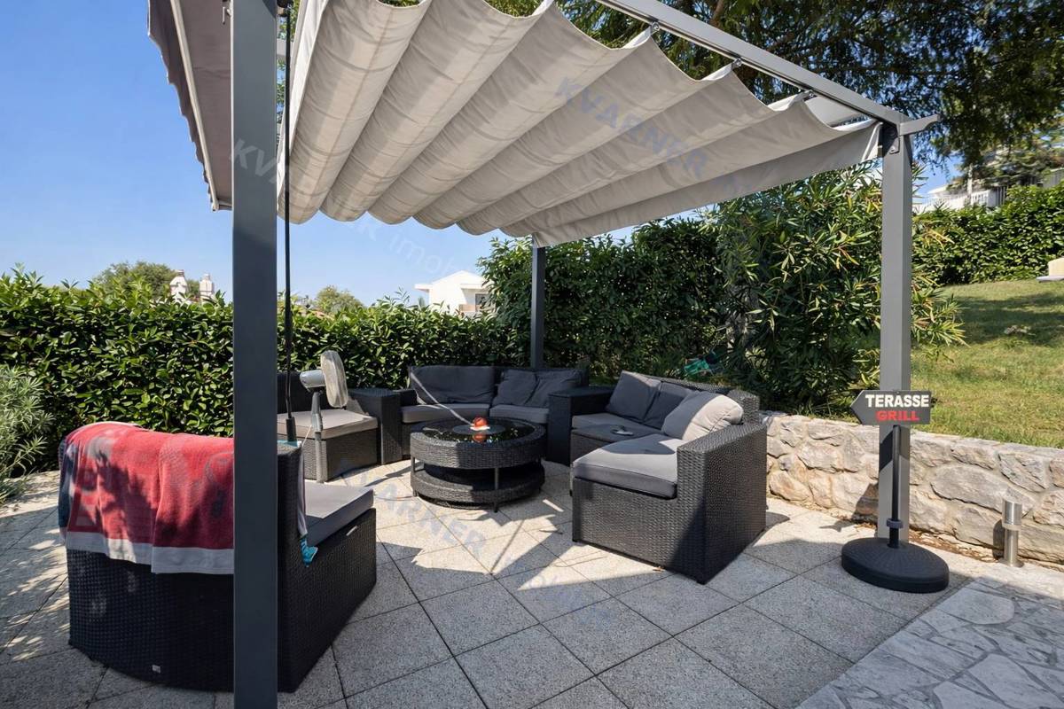 Njivice - pritlična hiša z velikim vrtom!