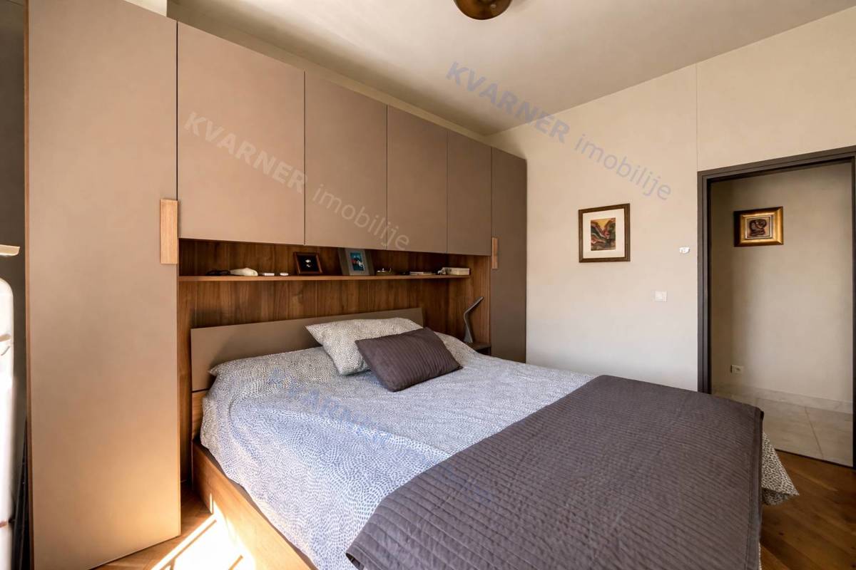 Njivice - pritlična hiša z velikim vrtom!