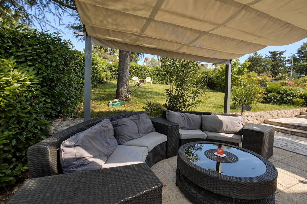 Njivice - pritlična hiša z velikim vrtom!