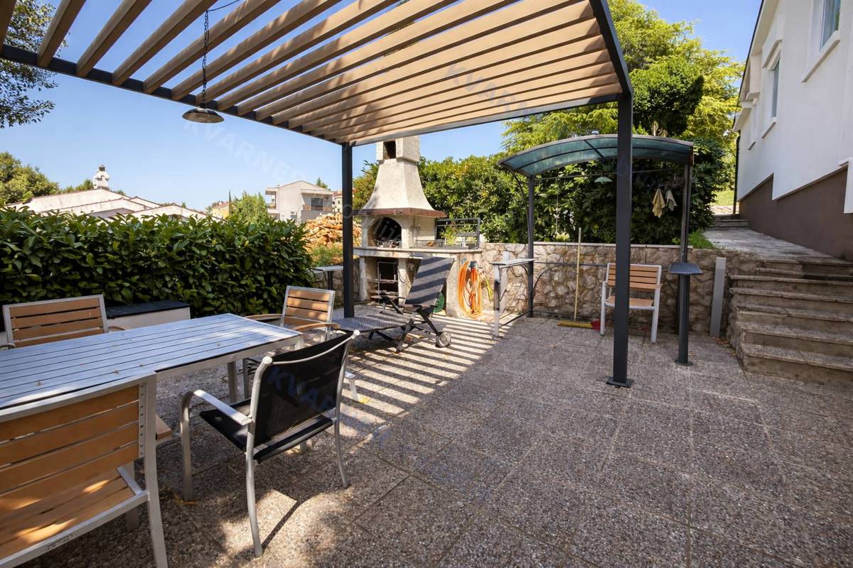 Njivice - pritlična hiša z velikim vrtom!