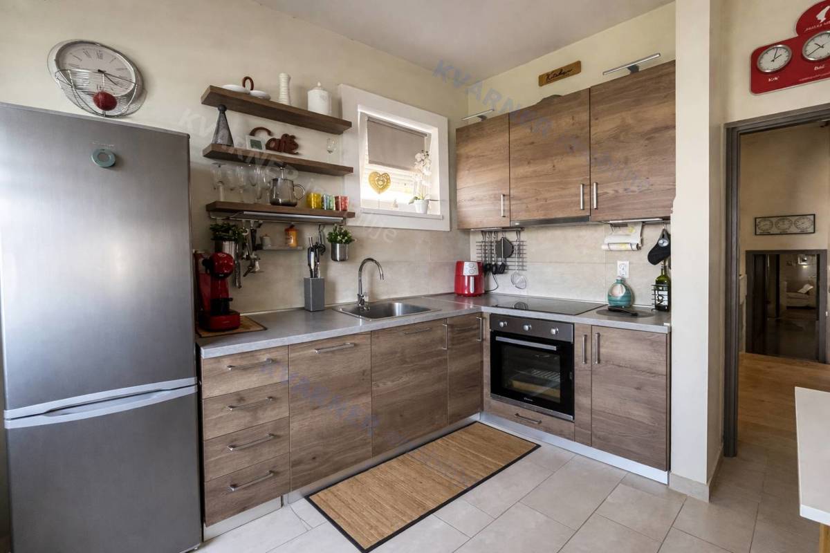 Njivice - pritlična hiša z velikim vrtom!