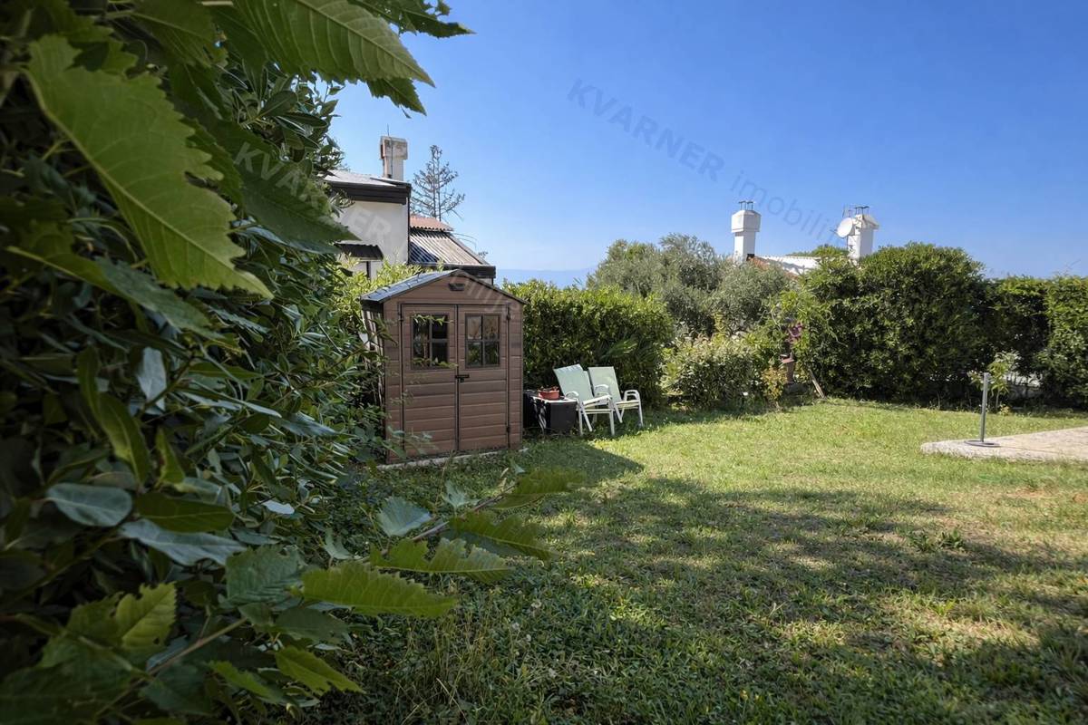 Njivice - pritlična hiša z velikim vrtom!