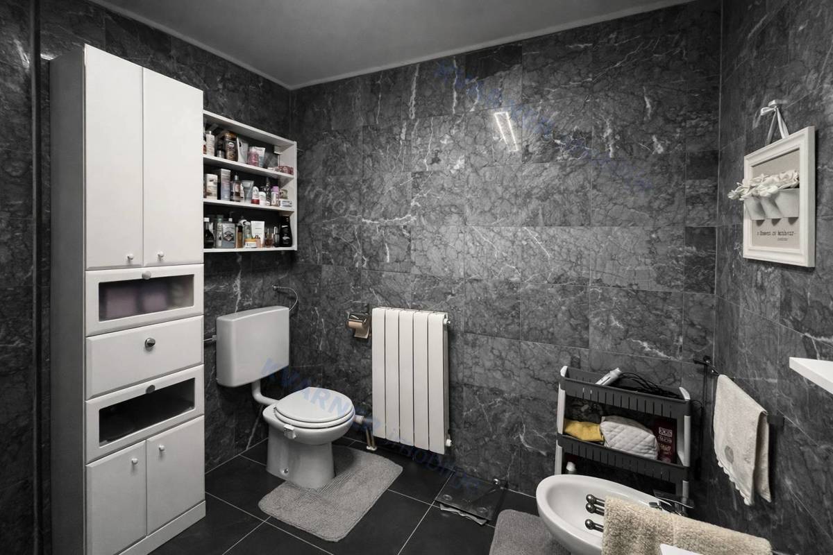 Njivice - pritlična hiša z velikim vrtom!