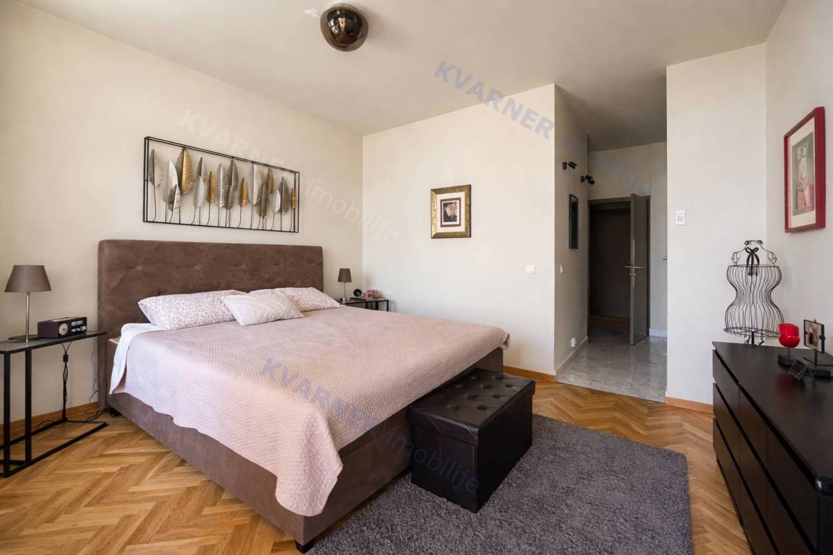 Njivice - pritlična hiša z velikim vrtom!