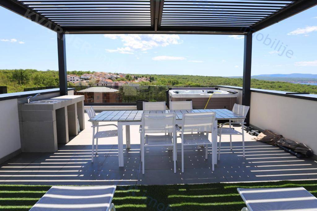 Njivice - Prodaja luksuznega apartmaja s pogledom na morje!