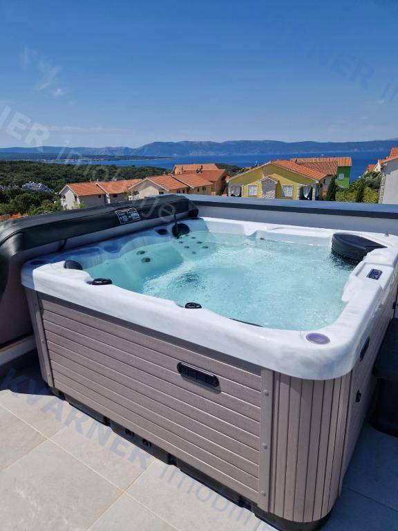 Njivice - Prodaja luksuznega apartmaja s pogledom na morje!