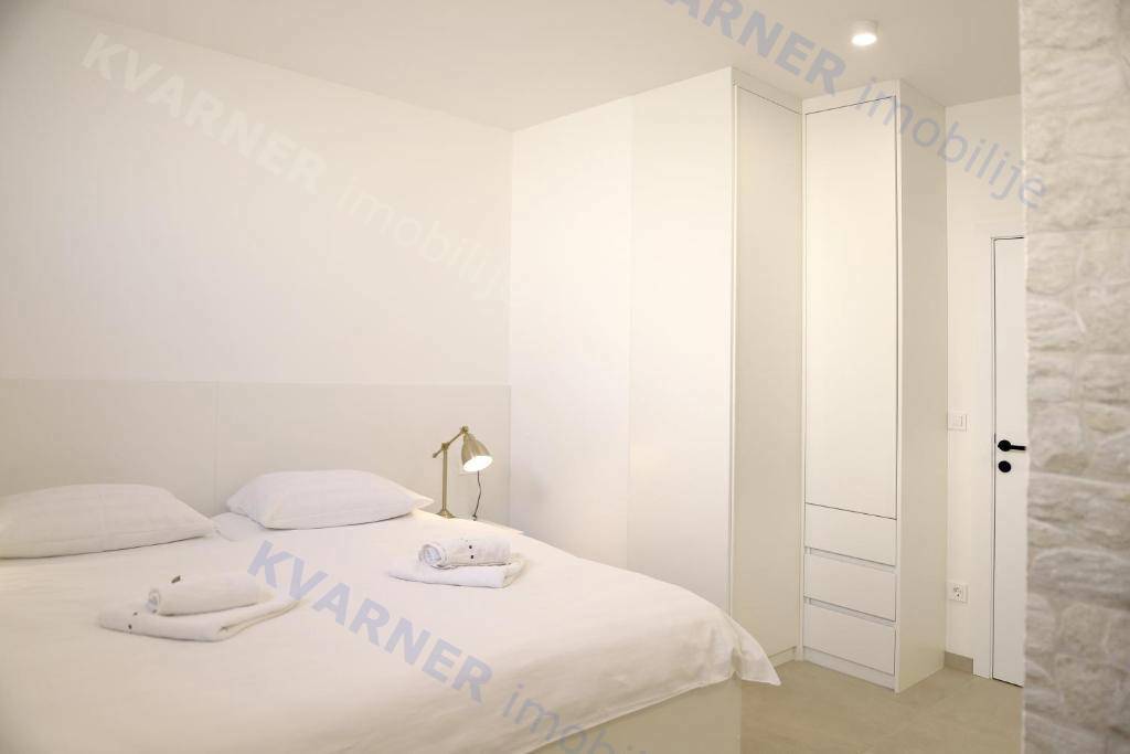 Njivice - Prodaja luksuznega apartmaja s pogledom na morje!