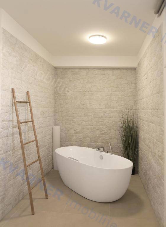 Njivice - Prodaja luksuznega apartmaja s pogledom na morje!