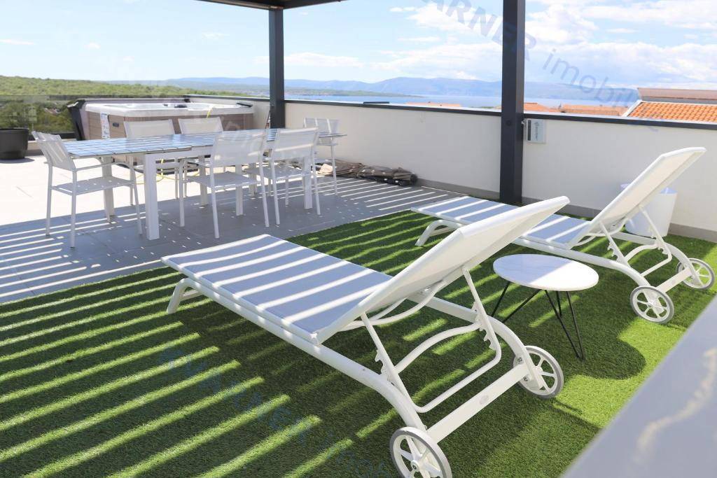 Njivice - Prodaja luksuznega apartmaja s pogledom na morje!