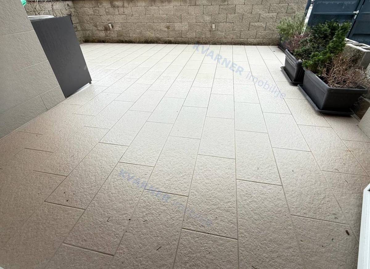 Uvala Soline - pritlični apartma z vrtom