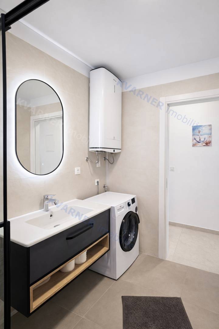 Pritlično stanovanje z vrtom in pogledom na morje