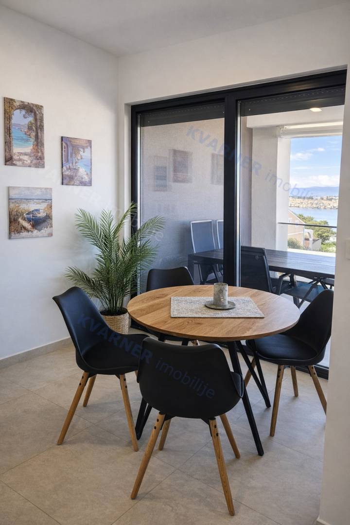 Pritlično stanovanje z vrtom in pogledom na morje