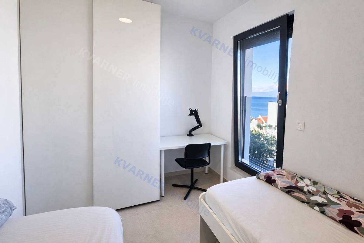 Pritlično stanovanje z vrtom in pogledom na morje