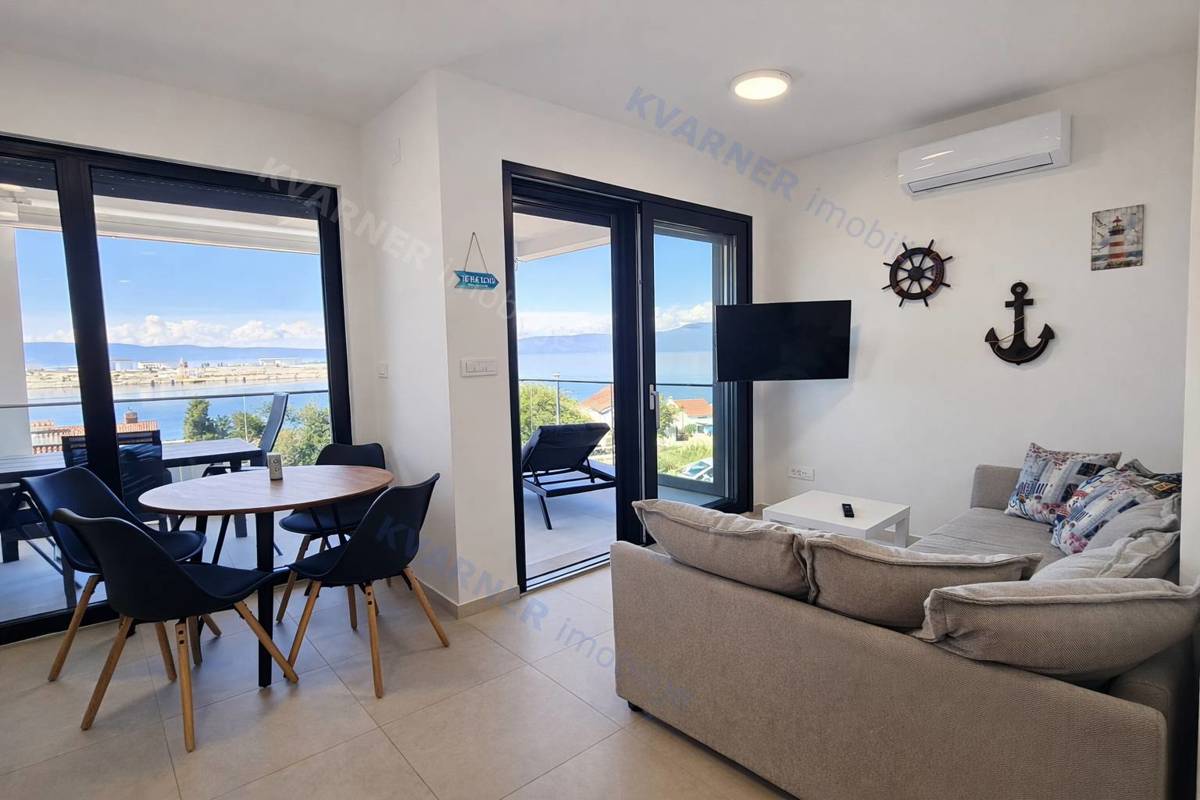 Pritlično stanovanje z vrtom in pogledom na morje