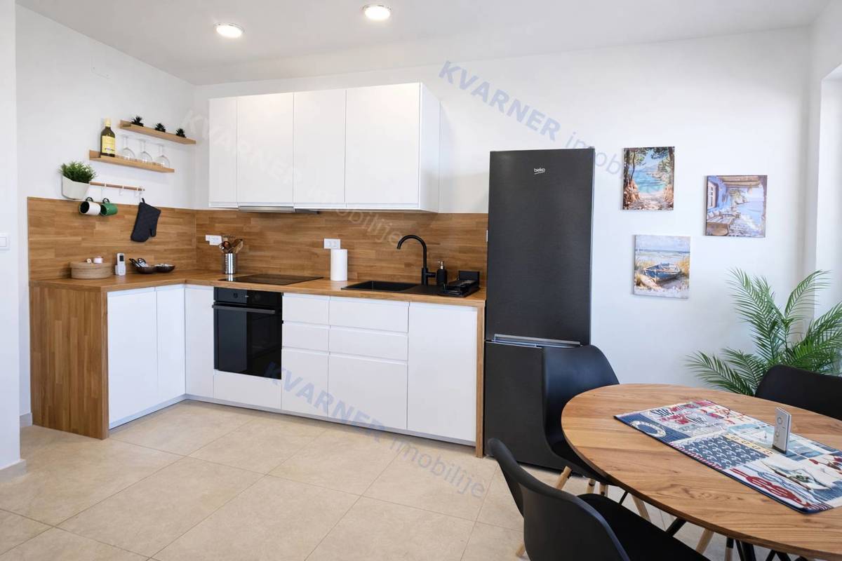 Pritlično stanovanje z vrtom in pogledom na morje