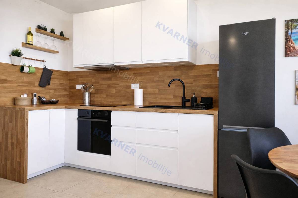 Pritlično stanovanje z vrtom in pogledom na morje