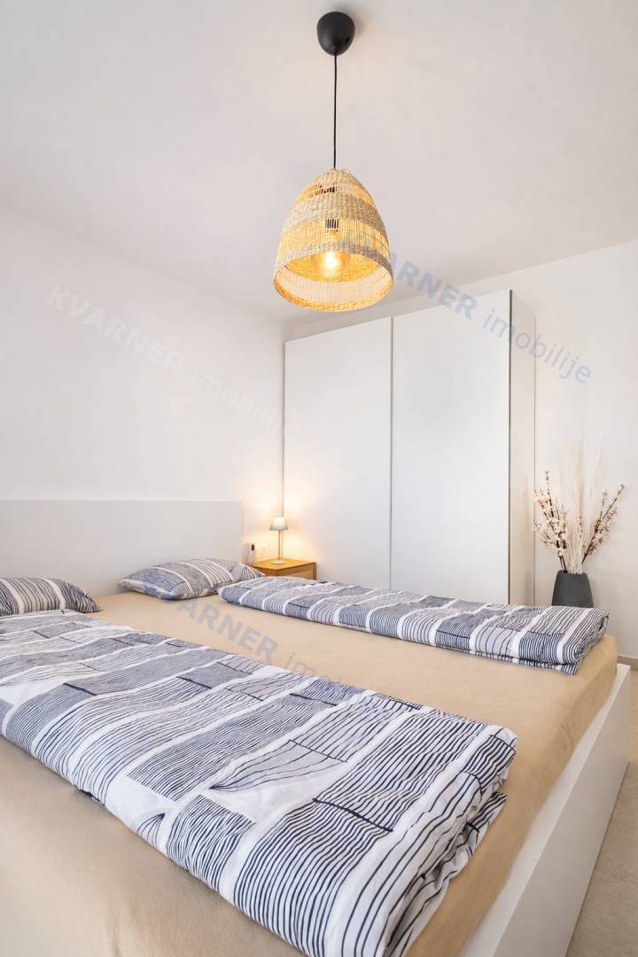 Pritlično stanovanje z vrtom in pogledom na morje