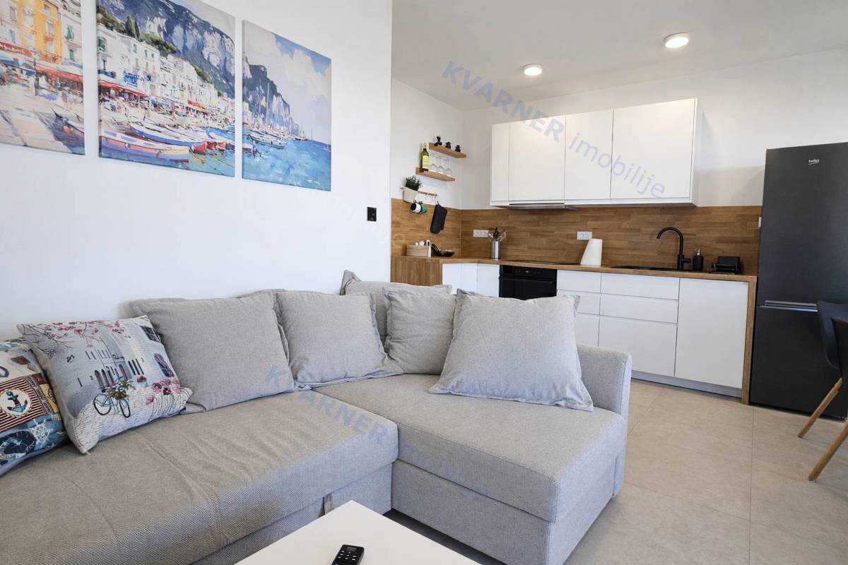 Pritlično stanovanje z vrtom in pogledom na morje