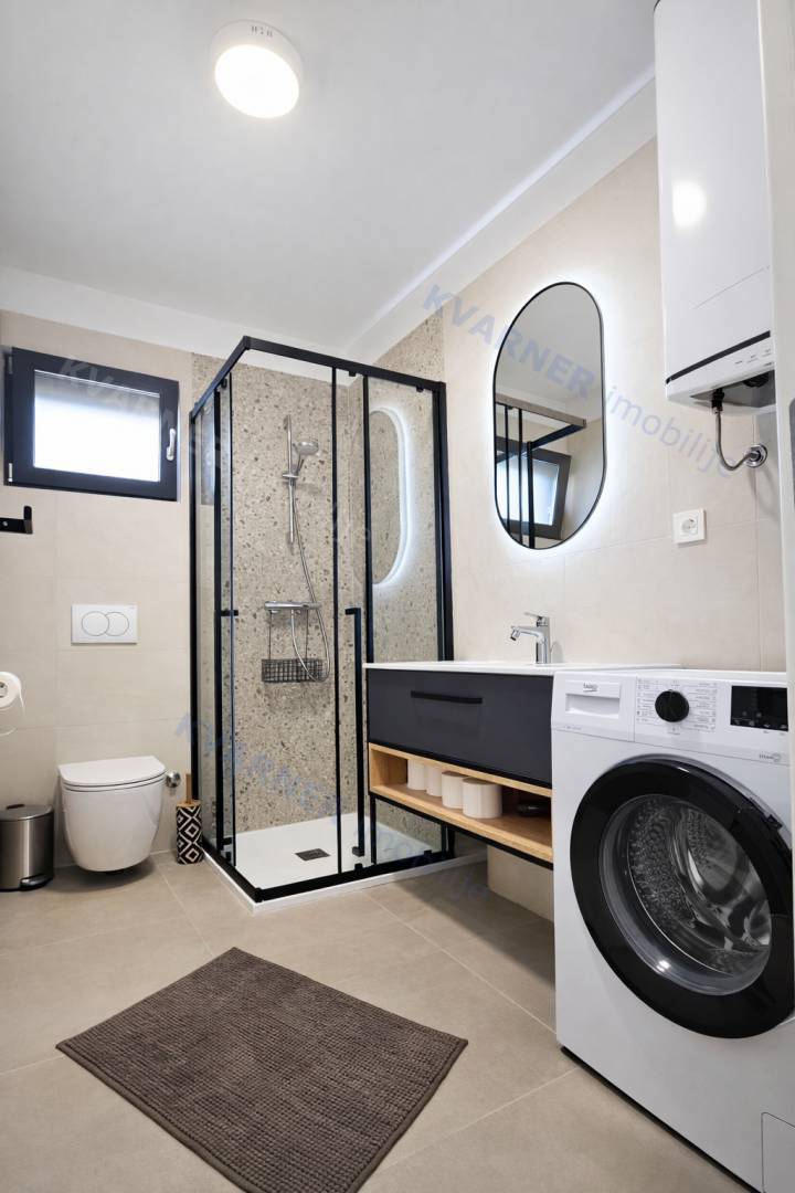 Pritlično stanovanje z vrtom in pogledom na morje