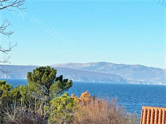 EKSKLUZIVNA LOKACIJA!! Samostojna hiša z dvema stanovanjema v Njivicah, oddaljena 100 M OD PLAŽE!!