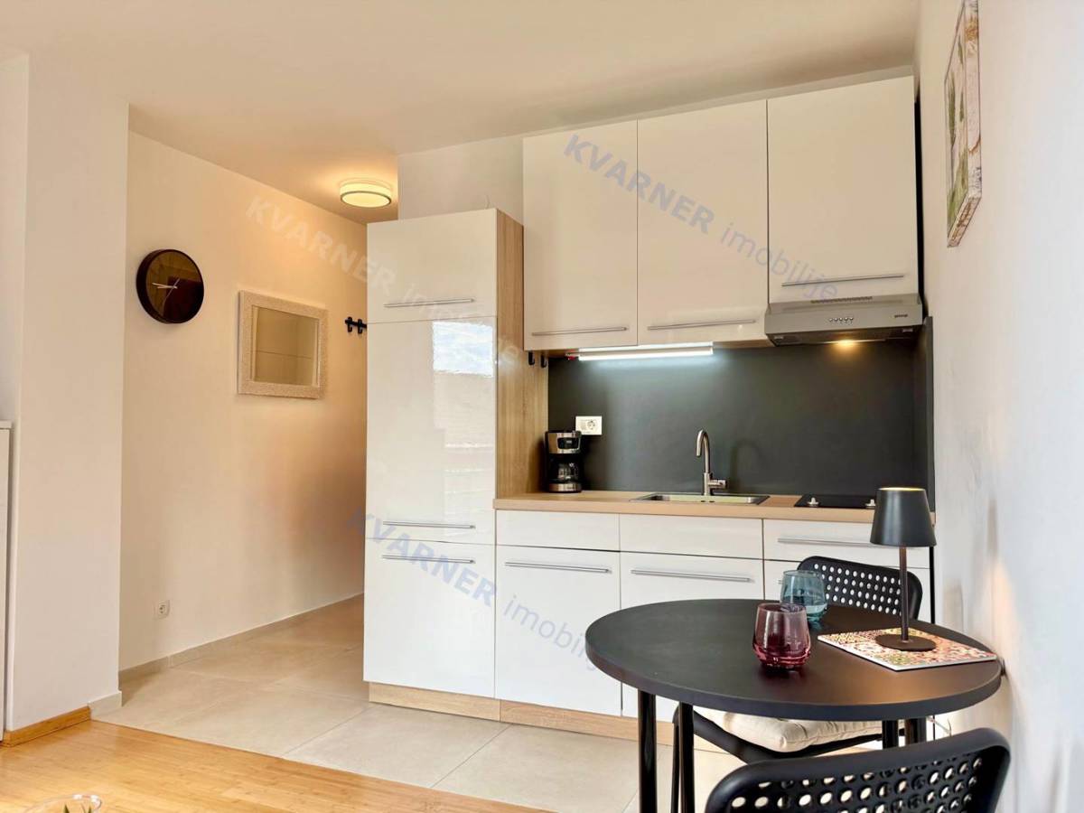 Njivice - Garsonjera na iskani lokaciji!