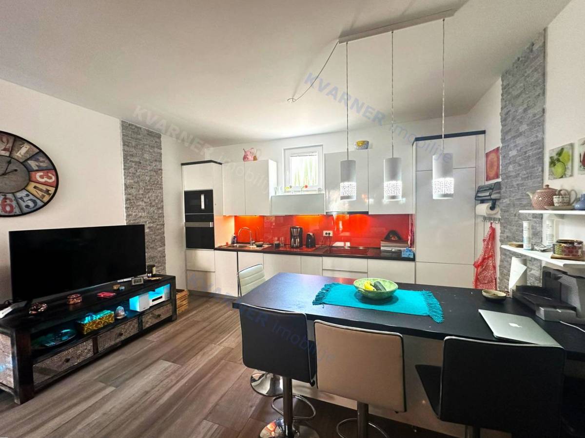 Njivice - stanovanje z vrtom blizu morja