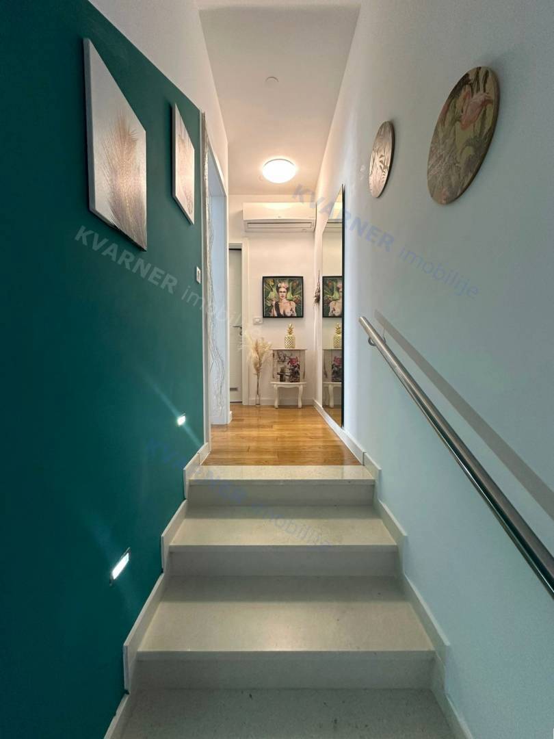 Njivice - stanovanje z vrtom blizu morja