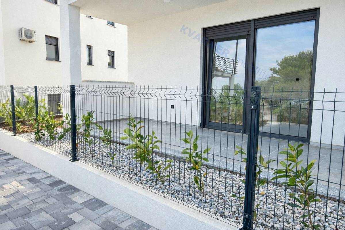 Uvala Soline - novogradnja, stanovanje v pritličju z vrtom