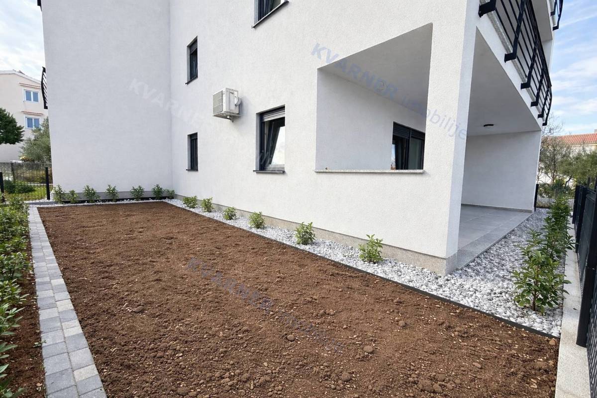 Uvala Soline - novogradnja, stanovanje v pritličju z vrtom