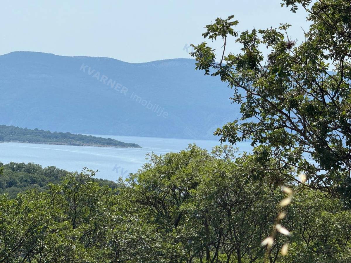 Njivice – Dvoetažno stanovanje z bazenom in pogledom na morje